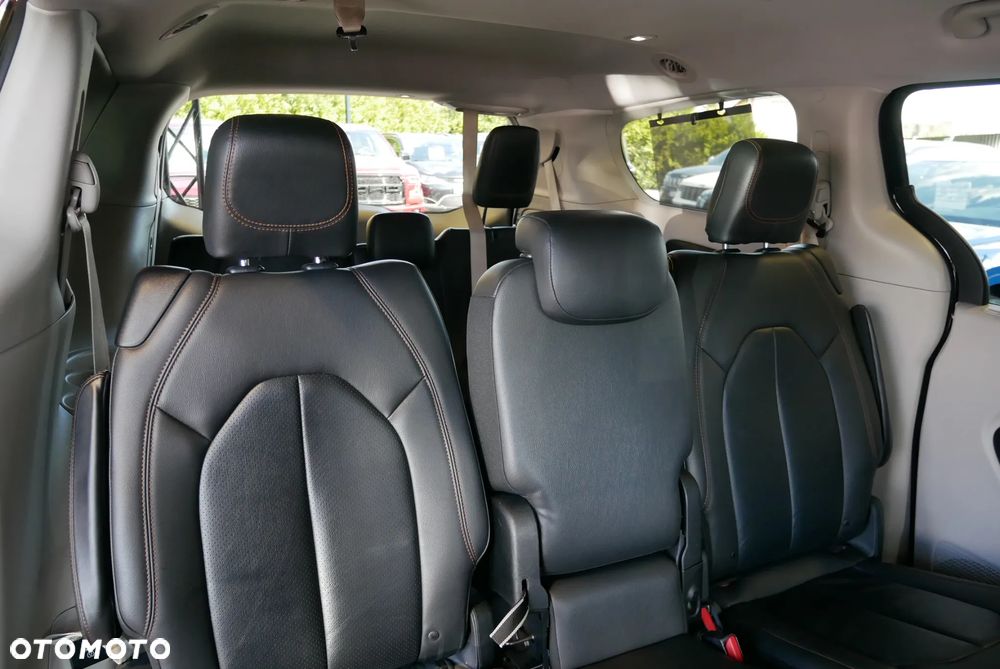 Chrysler Pacifica - 26