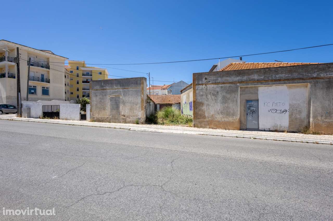 Terreno com 4 construções e 1 armazém no centro de Peniche - Grande imagem: 2/12