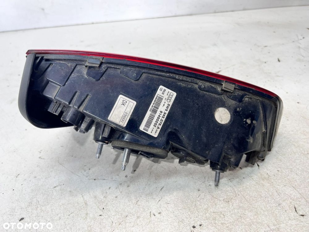 LAMPA PRAWY TYŁ W KLAPĘ AUDI A4 B9 AVANT 8W9945076A - 6
