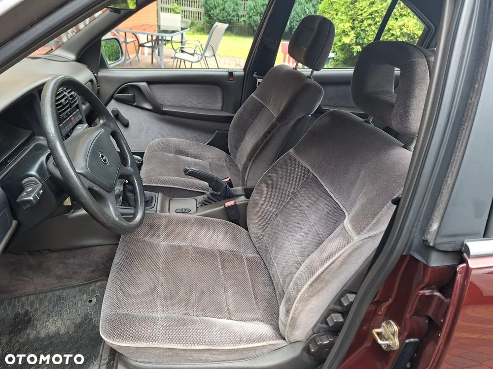 Opel Omega 2.4i GL - 34