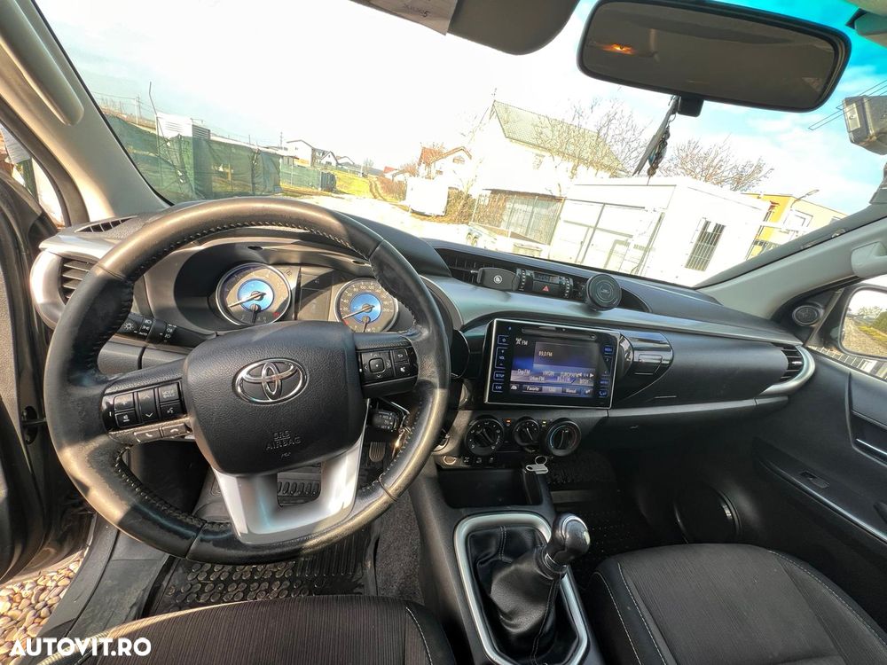 Toyota Hilux 4x4 Double Cab M/T Style - 2