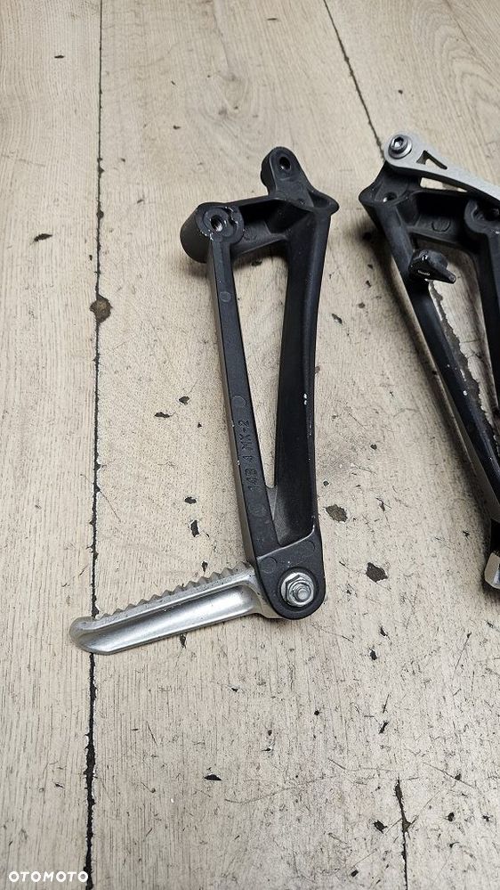 Set podnóżek pasażera prawy lewy Yamaha YZF R1 RN22 - 11