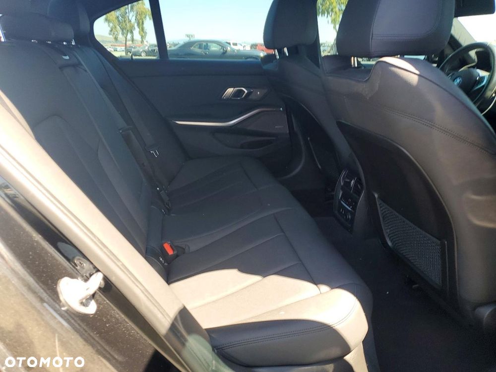 BMW Seria 3 330i M Sport - 10