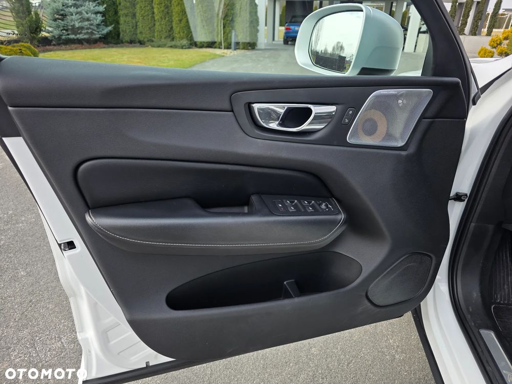 Volvo XC 60 D5 AWD R-Design - 27