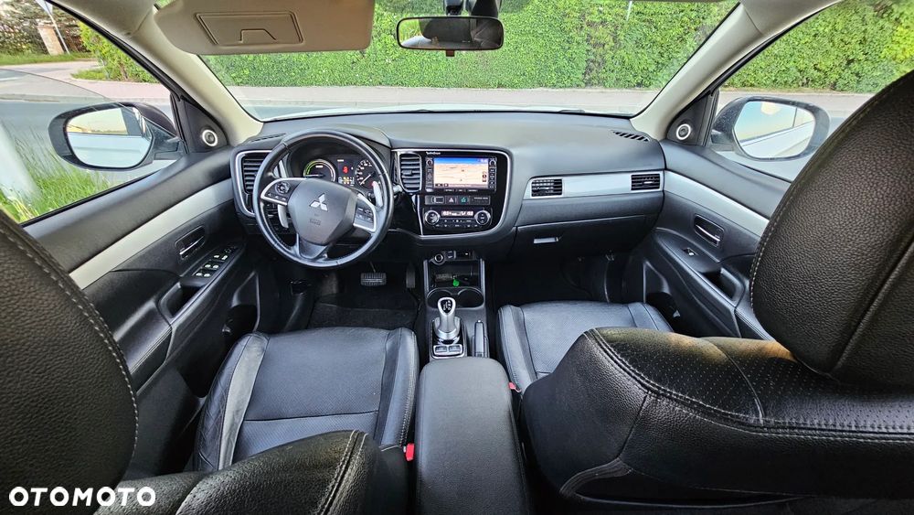Mitsubishi Outlander Instyle NAVI + - 34