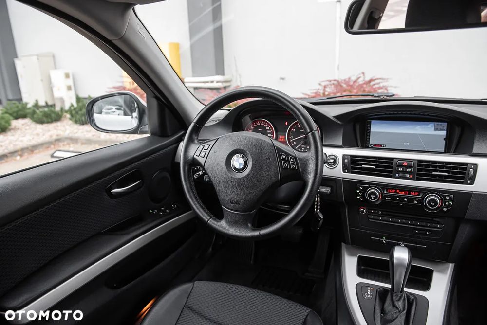 BMW Seria 3 325i xDrive Touring - 25