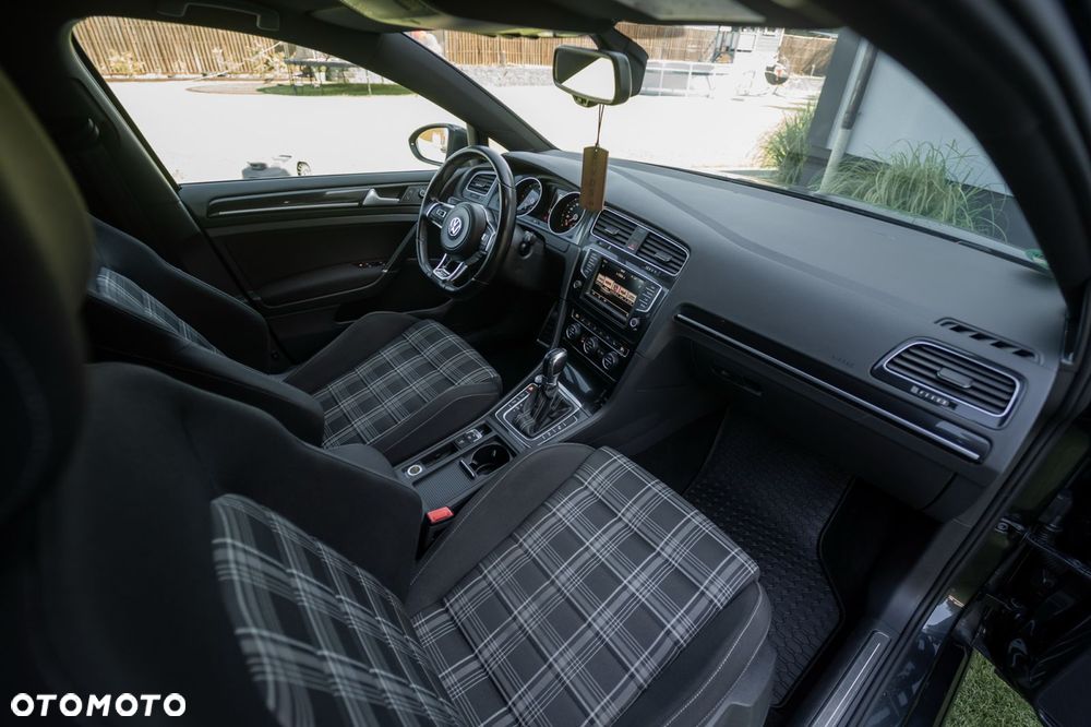 Volkswagen Golf - 25