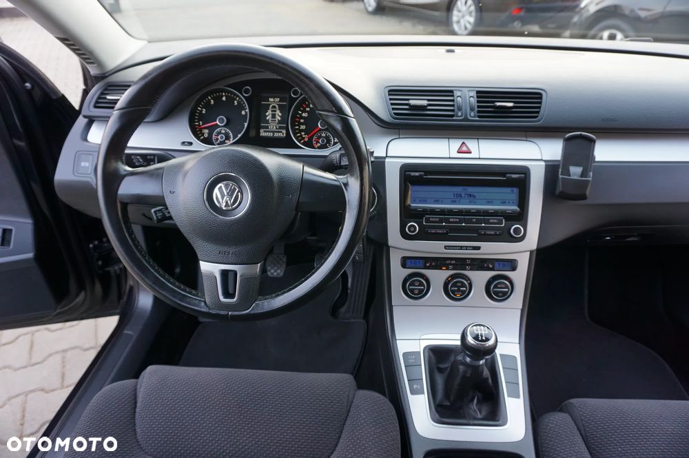 Volkswagen Passat 1.6 Comfortline Family - 32