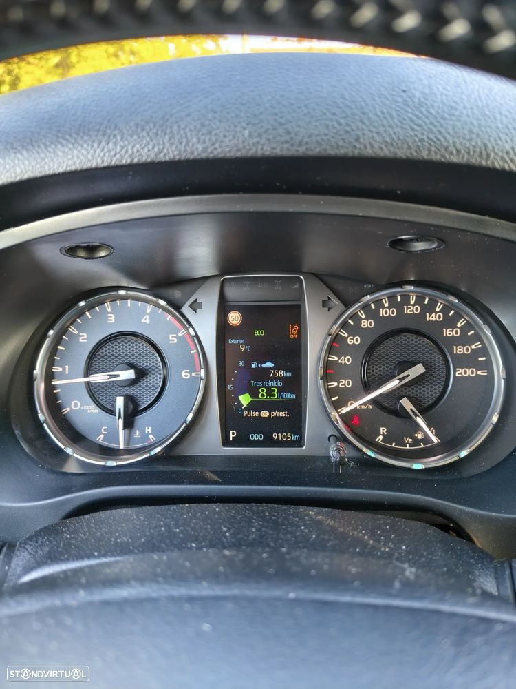 Toyota Hilux 2.4 D-4D 4WD CD CM Aut. - 1