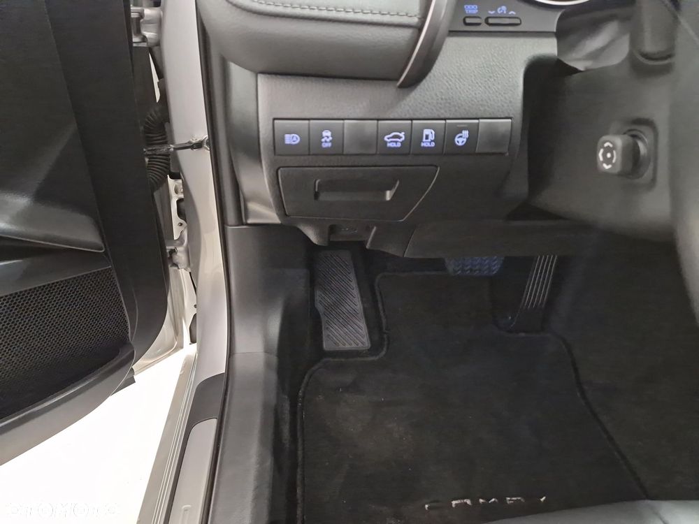 Toyota Camry 2.5 Hybrid Executive CVT - 18