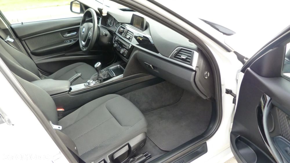 BMW Seria 3 318d Touring Sport Line - 20