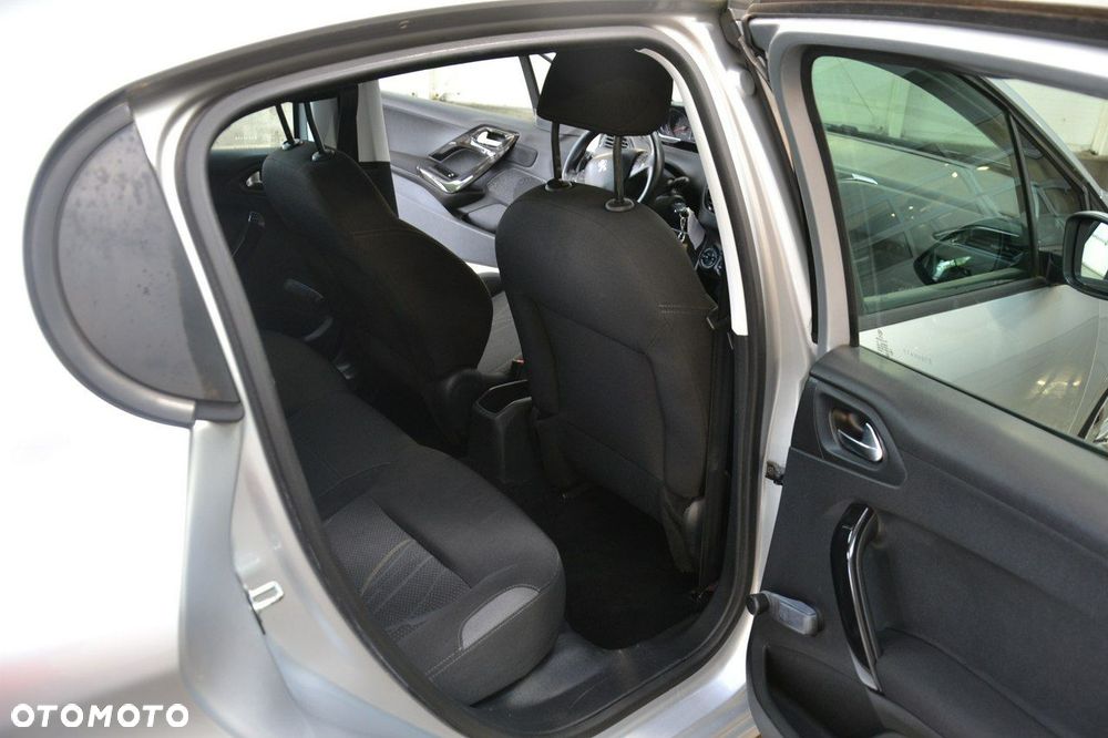 Peugeot 208 - 23