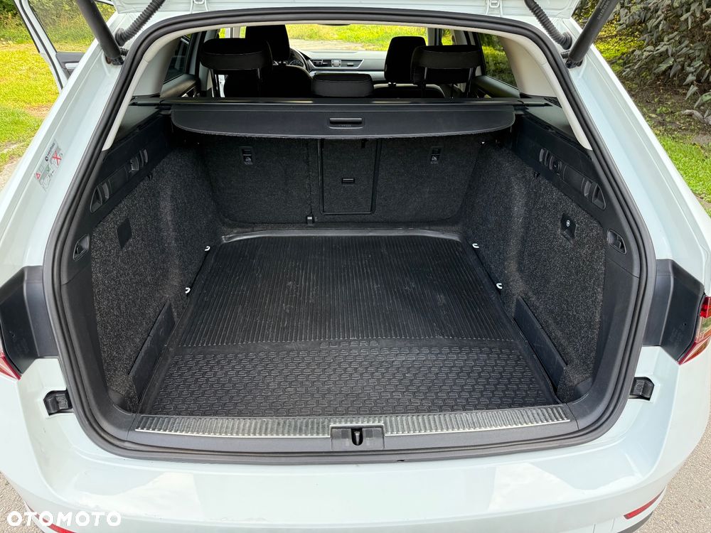 Skoda Superb Combi 2.0 TDI DSG Ambition - 17