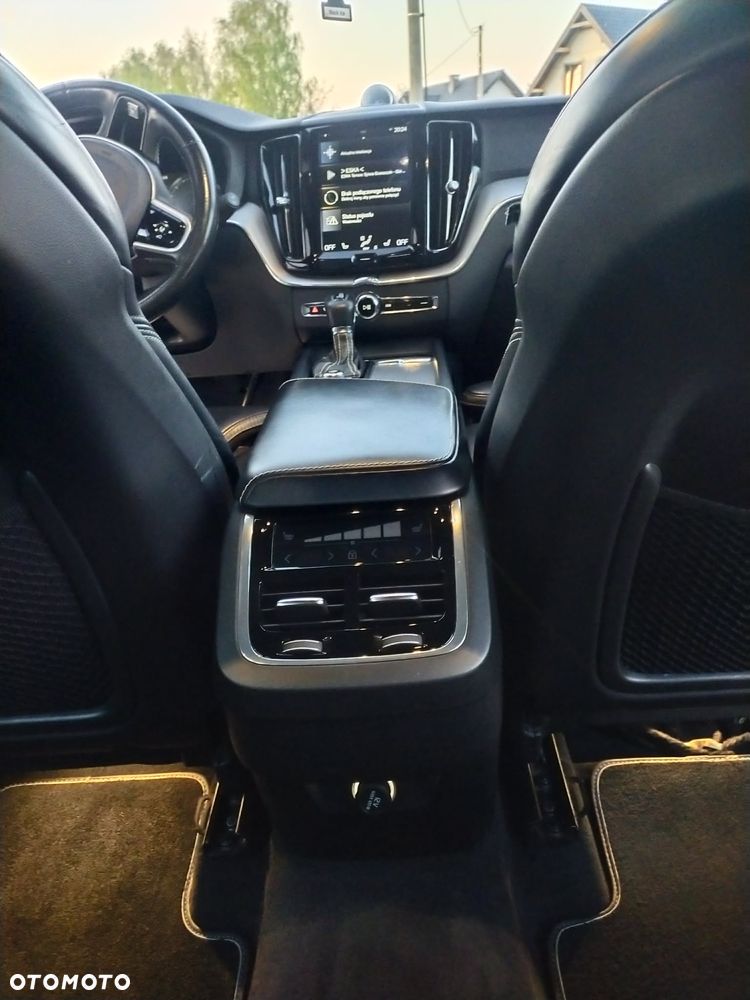 Volvo XC 60 D5 SCR AWD R-Design - 11