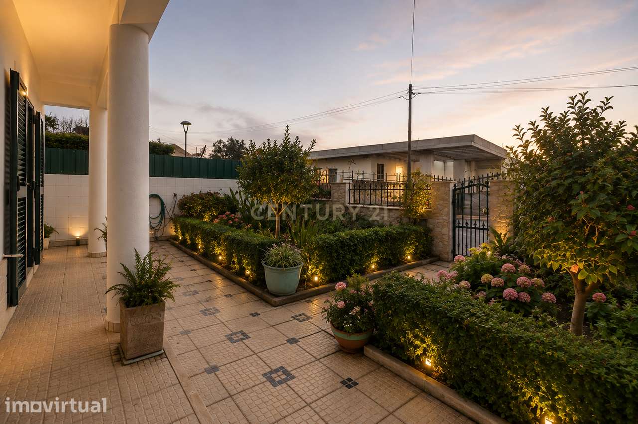 “Uma casa para viver — Moradia T4 Isolada com Jardim - Garagem - Terra - Grande imagem: 2/54
