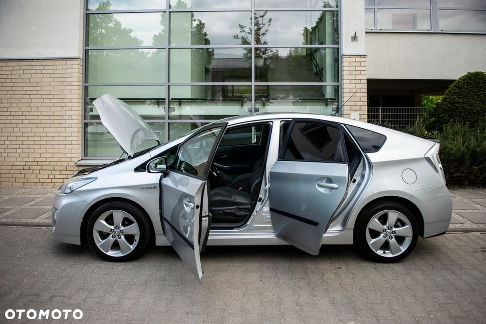 Toyota Prius (Hybrid) Executive - 11