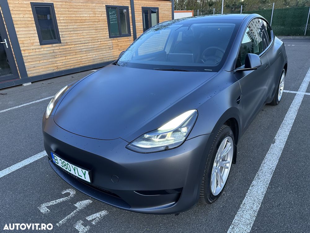 Tesla Model Y - 8