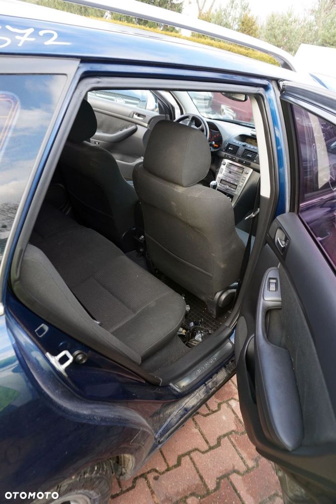 TOYOTA AVENSIS II T25 KOMBI 2005 8P4 2.0 16V 1AZ-FSE 147KM E354 GRANATOWY na części - 10
