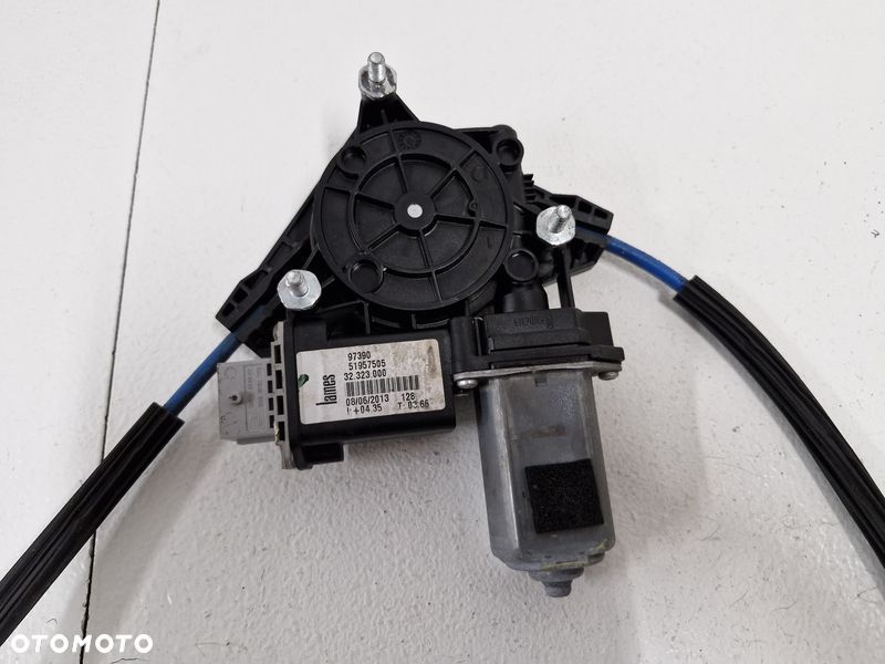 FIAT 500L PODNOŚNIK MECHANIZM SZYBY PRAWY TYŁ 51957505 - 2