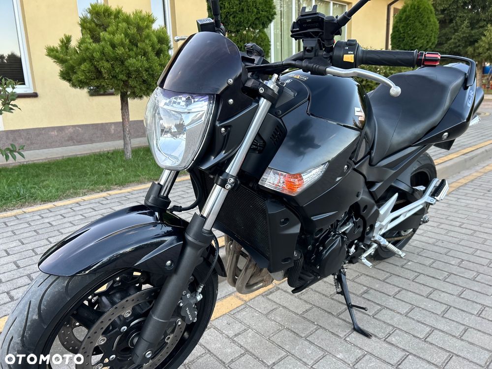 Suzuki GSR - 16