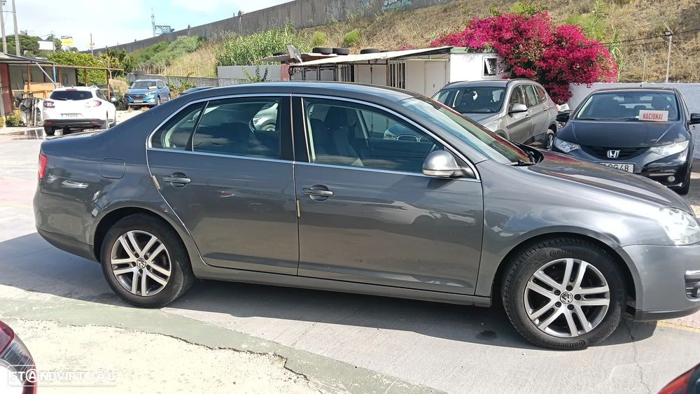VW Jetta 1.6 TDi Confortline - 2