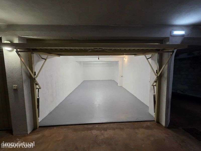 Garagem Fechada (Box) na Av. Afonso Henriques – c/ Água e Luz - Grande imagem: 2/10