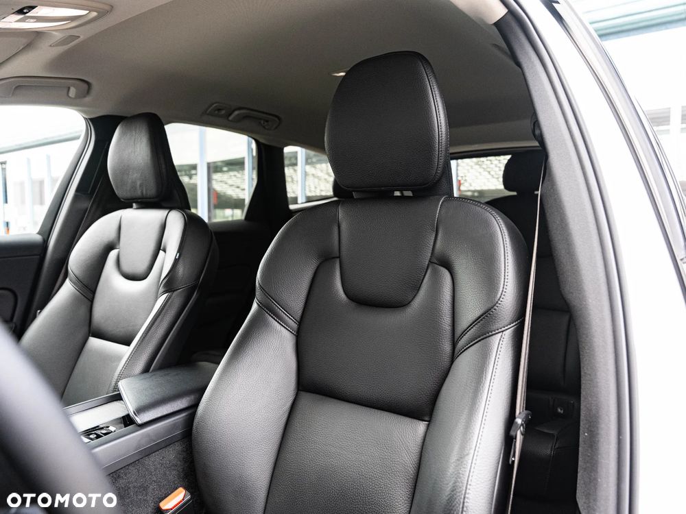 Volvo XC 60 B4 B Plus Dark - 24