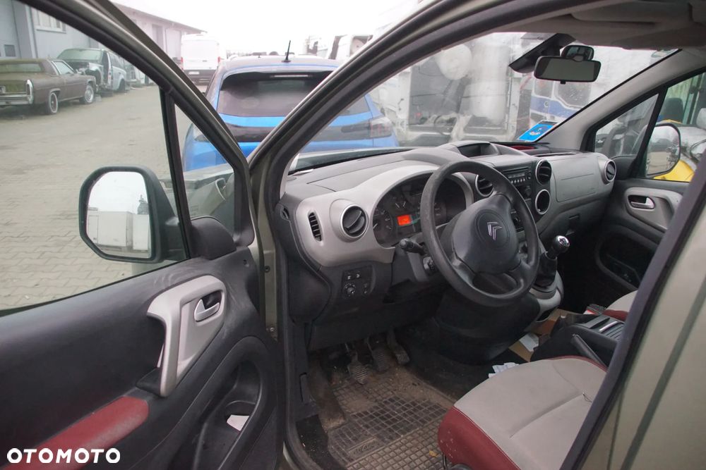 Auto na części - Citroen Berlingo II Multispace 1.6 VTI 120 KM 5F01 20DP56 KGP 2010R Silnik Skrzynia Drzwi Lusterko Zderzak Klapa Lampa Klamka Szyba Relingi Deska Kokpit Sterownik Moduł Czujnik Licznik Panel Wyświetlacz Kierownica - 11
