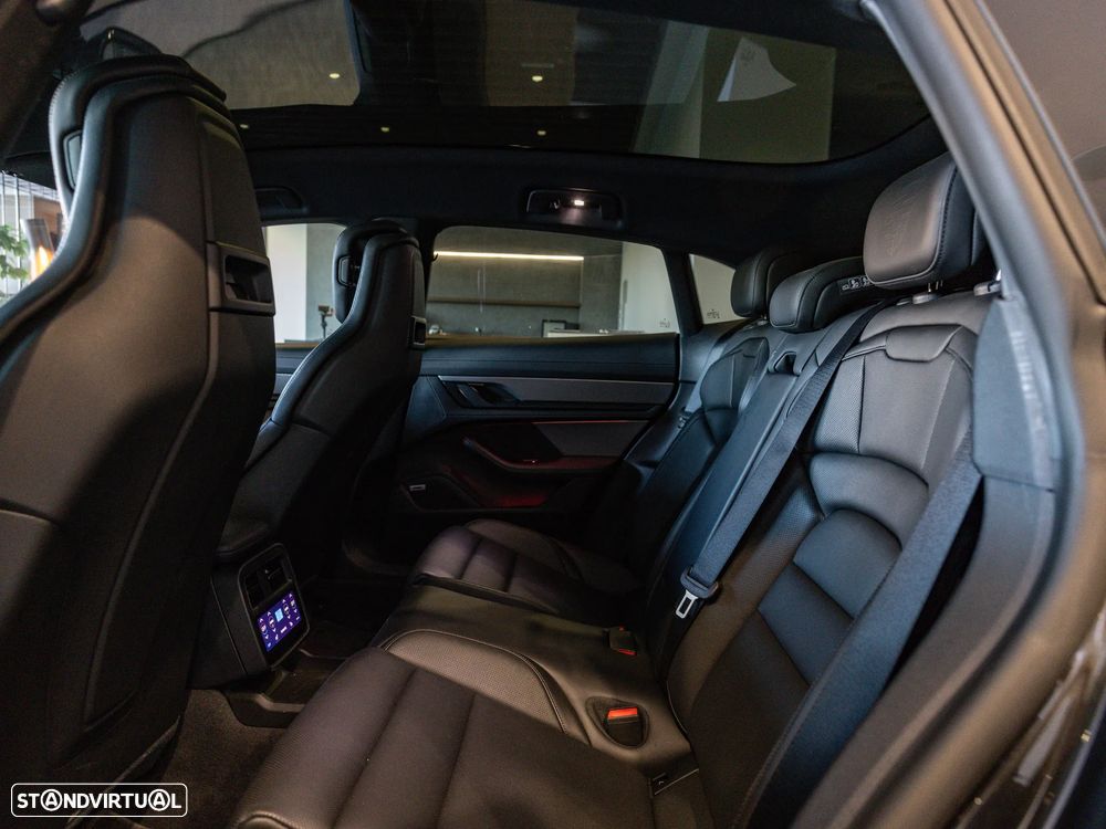 Porsche Taycan Cross Turismo 4 - 23