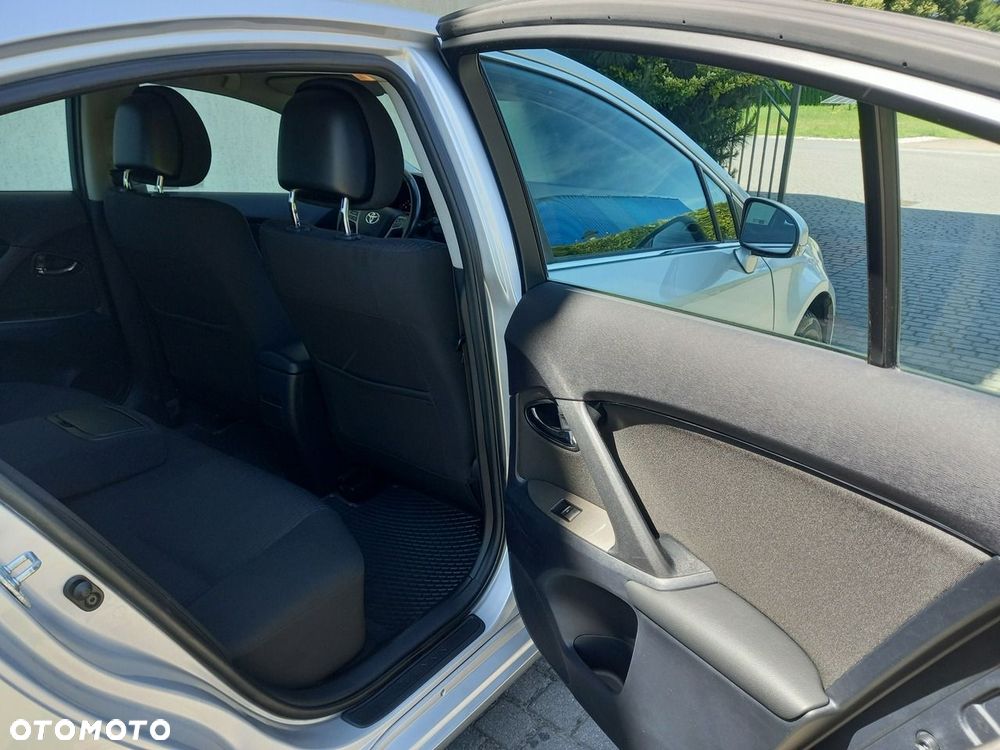 Toyota Avensis 1.8 Premium - 19