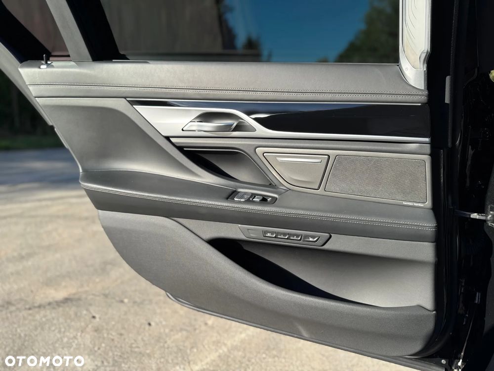 BMW Seria 7 740Ld xDrive - 28