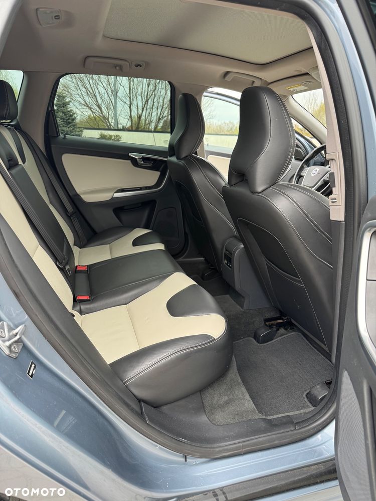 Volvo XC 60 T6 AWD Geartronic RDesign - 12