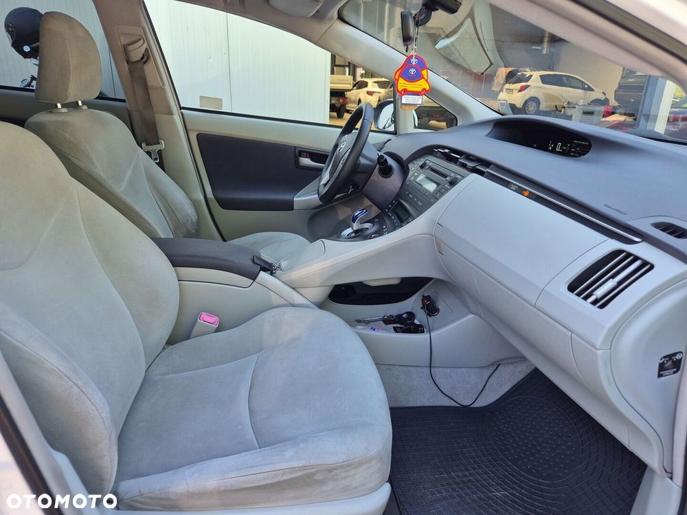 Toyota Prius 1.8 HSD Sol - 6