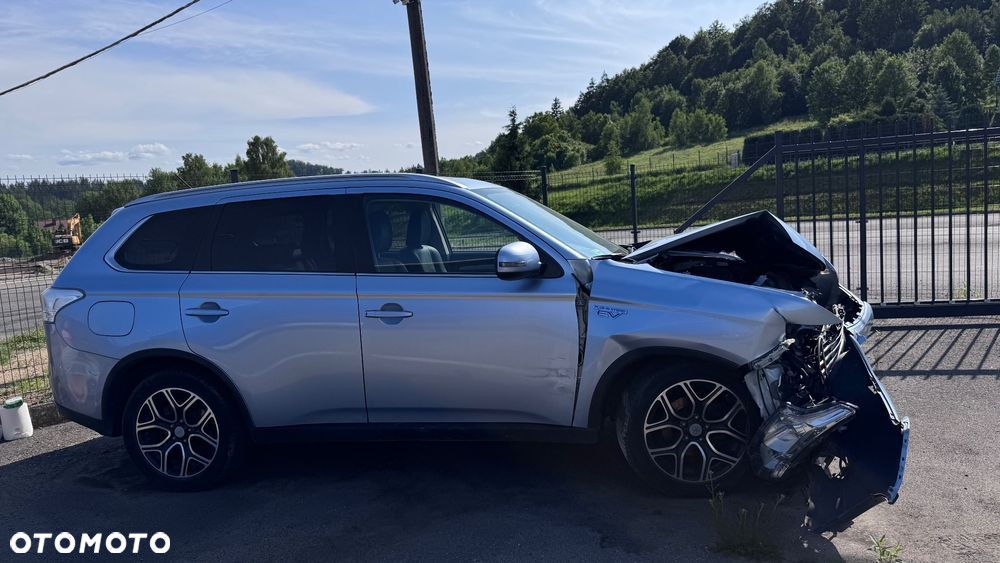 Mitsubishi Outlander 2.0 4WD Plug-In Hybrid Plus - 12
