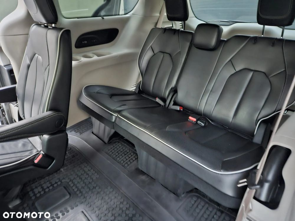 Chrysler Pacifica - 16