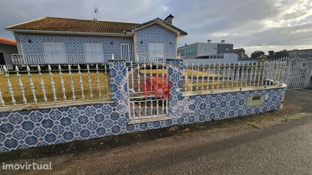 Moradia isolada T5 em bom estado com quintal e garagens - Grande imagem: 3/36