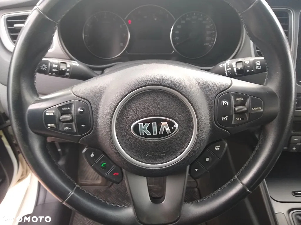 Kia Carens - 16