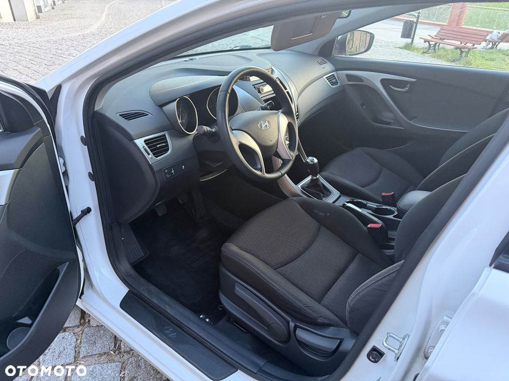 Hyundai Elantra 1.6 Comfort - 30