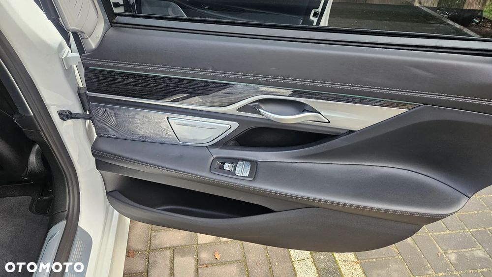 BMW Seria 7 750i xDrive - 15