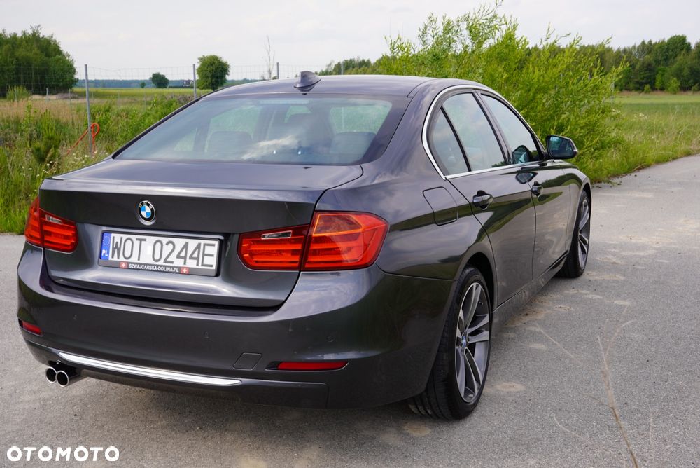 BMW Seria 3 328i xDrive Luxury Line - 7
