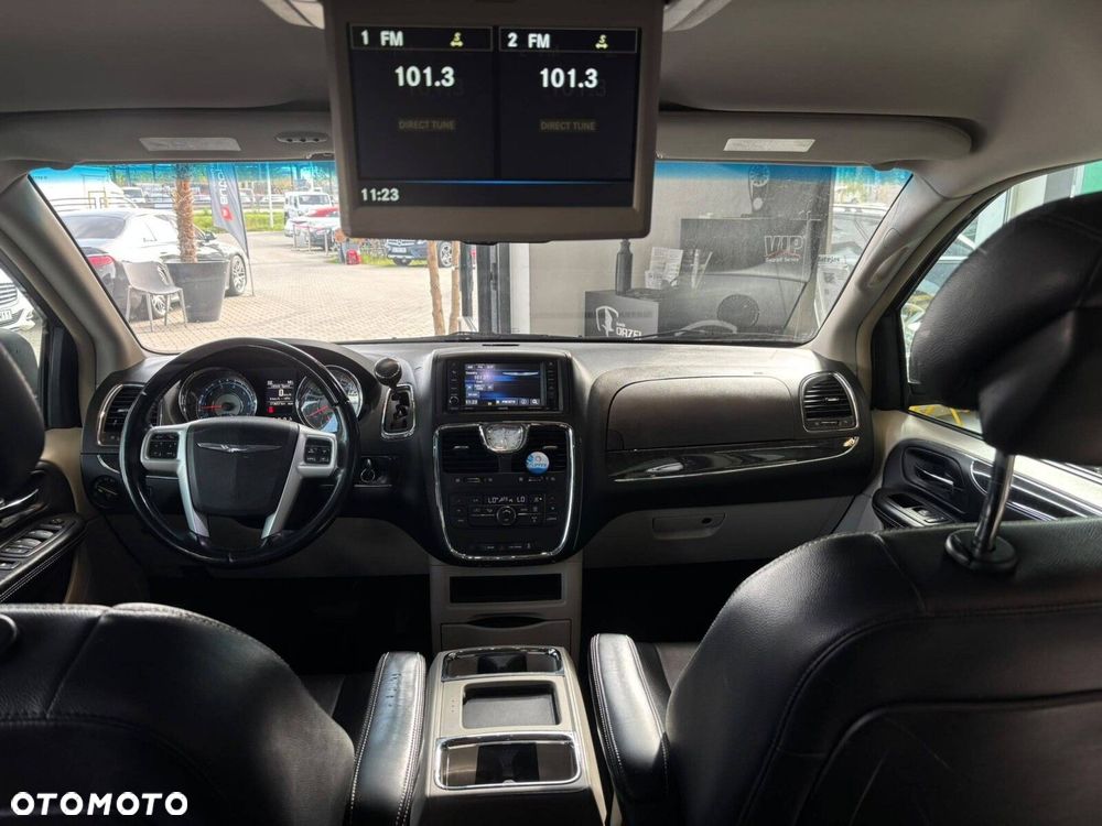 Chrysler Town & Country - 26