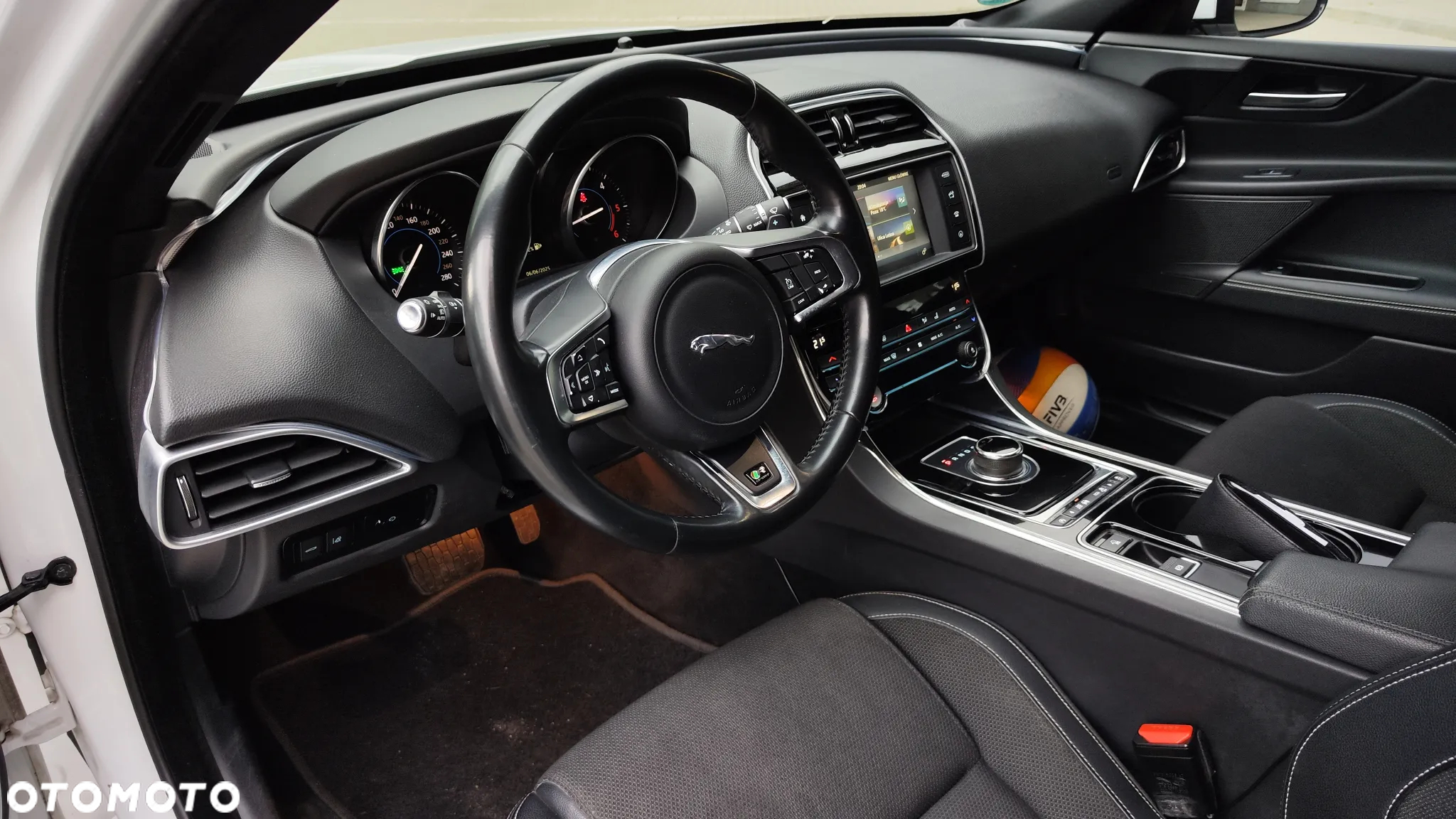 Jaguar XE 20d AWD R-Sport - 25