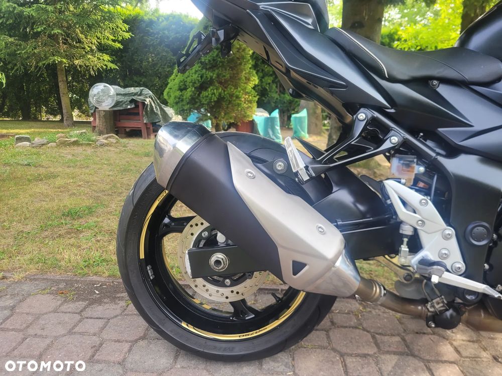 Suzuki GSR - 11
