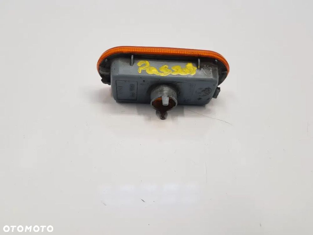 Kierunkowskaz boczny błotnika VW Passat B5 3b0949117 - 2