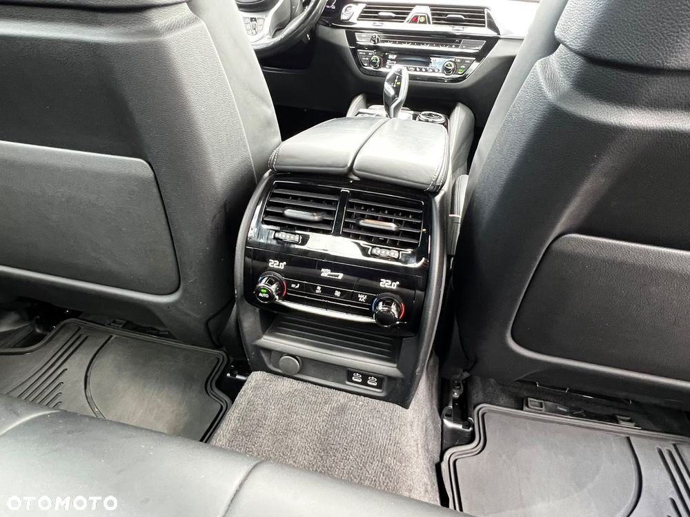BMW Seria 5 M550i xDrive - 24