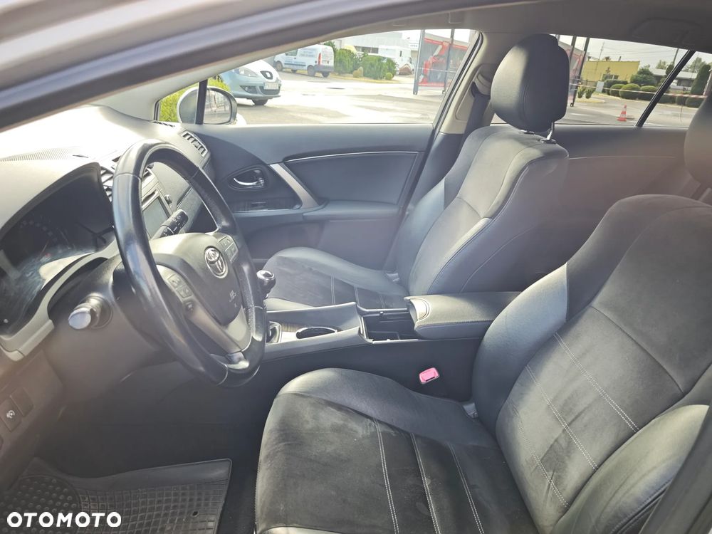 Toyota Avensis 2.0 Premium - 12