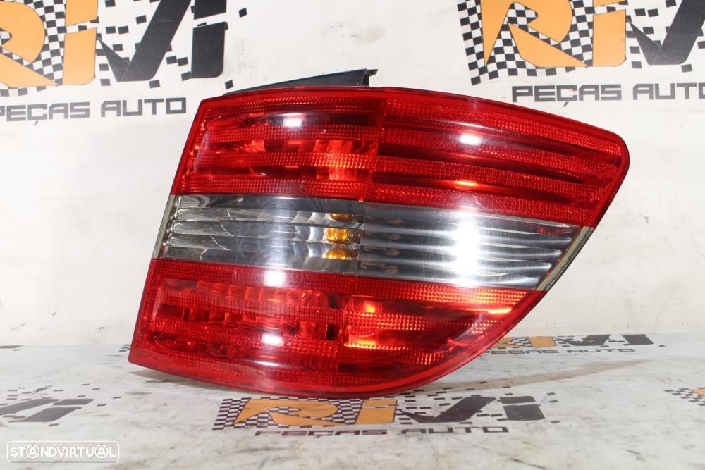 Farolim Direito Mercedes-Benz B-Class (W245)  A1698202664 / Chassi Pas - 2