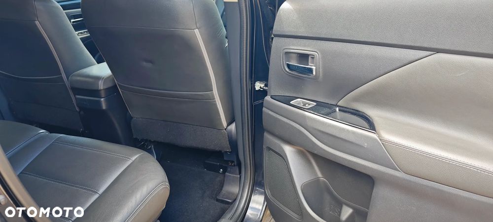 Mitsubishi Outlander Instyle NAVI + - 30