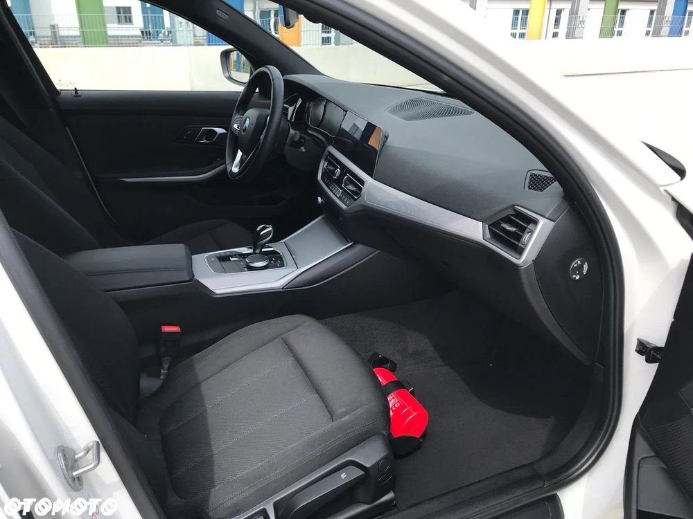 BMW Seria 3 320i xDrive Sport Line sport - 22