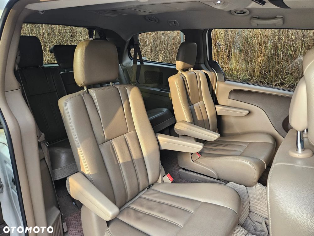 Chrysler Town & Country - 12